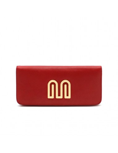 Dara Long Sleek Wallet in Sangria brillant des détails fins